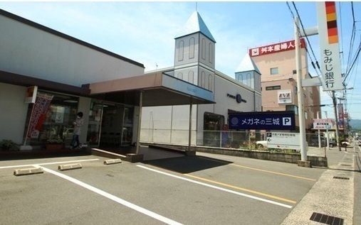 近くのもみじ銀行まで520m（徒歩7分）