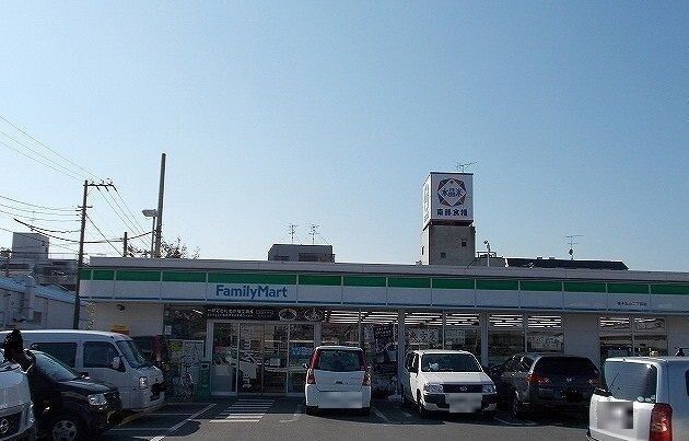 近くのファミリーマートまで197m（徒歩3分）