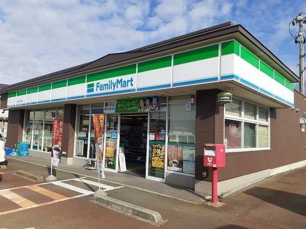 近くのファミリーマートまで490m（徒歩7分）