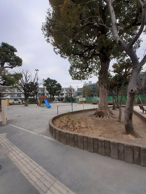 近くの公園まで494m（徒歩7分）