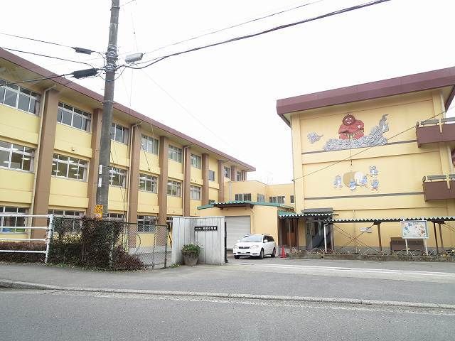 近くの挾間小学校まで650m(徒歩9分)