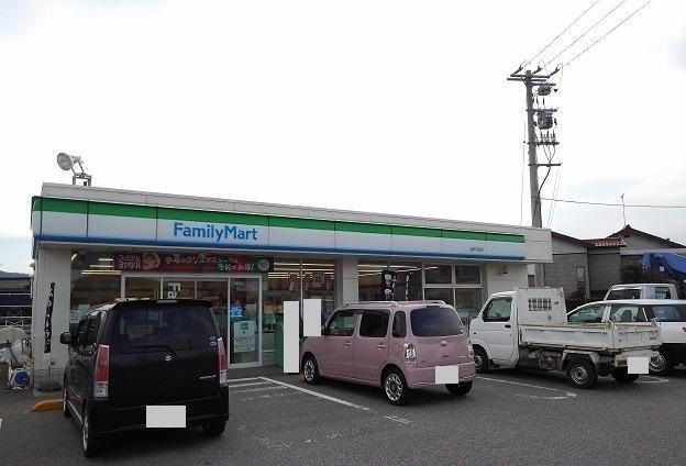 近くのファミリーマートまで450m(徒歩6分)