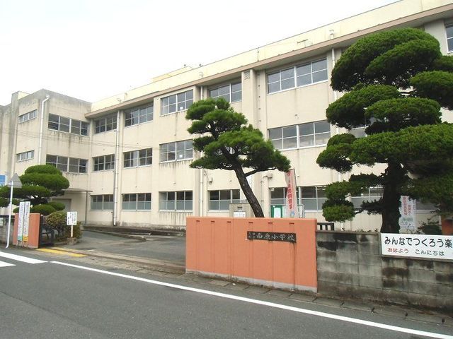 近くの苅田町立 南原小学校まで750m（徒歩10分）