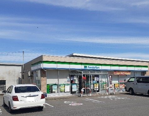近くのファミリーマートまで650m（徒歩9分）