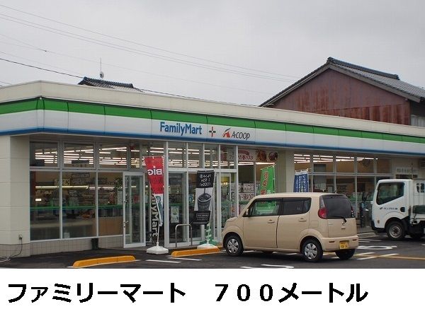 近くのコンビニまで700m（徒歩9分）
