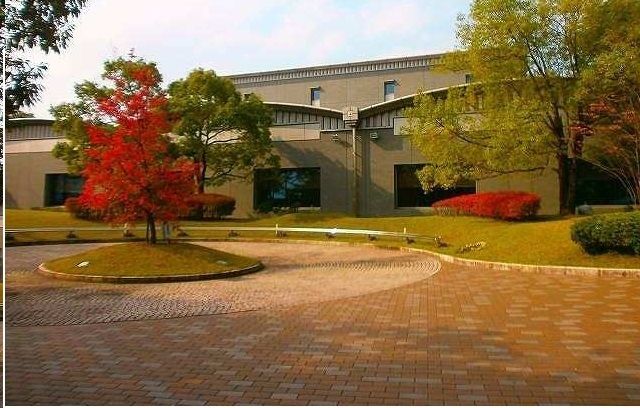 近くの県立図書館様まで1,900m（徒歩24分）