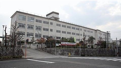 近くの毘沙門台小学校まで2,000m(徒歩25分)