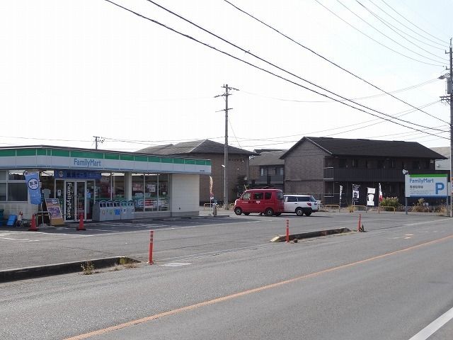 近くのファミリーマート伊賀佐那具店様まで800m（徒歩10分）