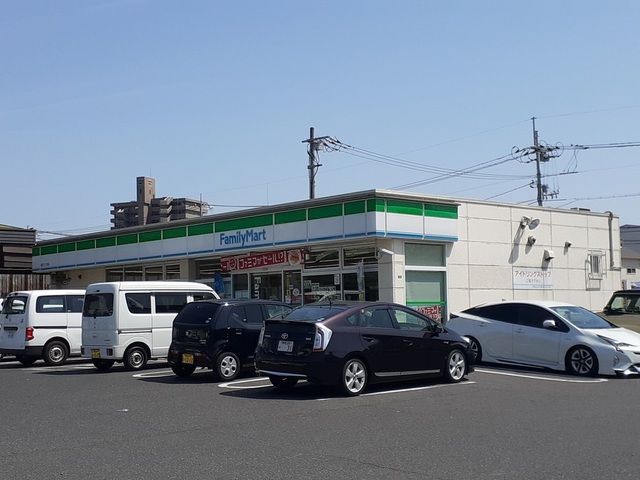 近くのファミリーマート岡南店まで450m（徒歩6分）