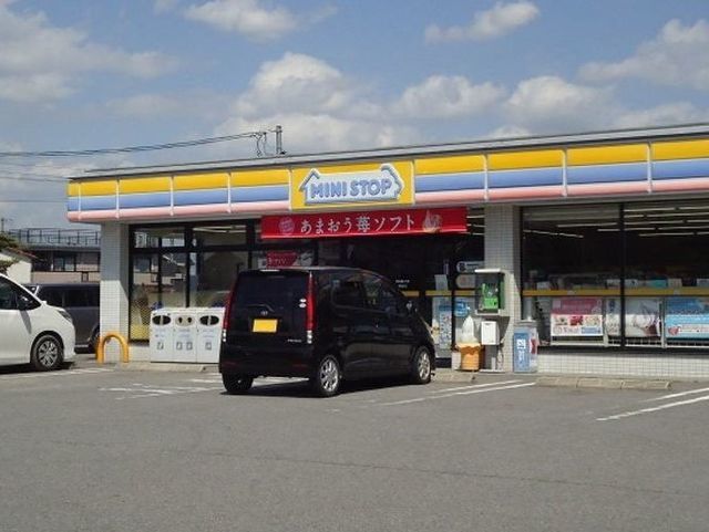近くのミニストップまで750m(徒歩10分)