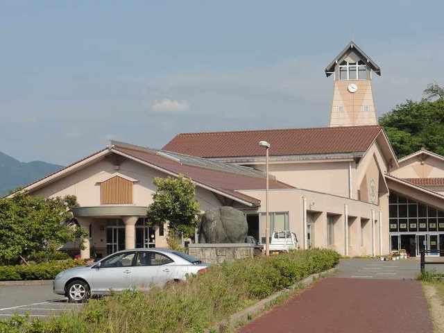 近くの岩美町立岩美南小学校まで1,600m(徒歩20分)