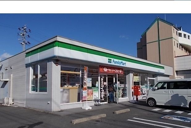 近くのファミリーマート羽島竹鼻町店まで290m（徒歩4分）