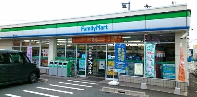 近くのファミリーマート豊川上野店様まで10m（徒歩1分）