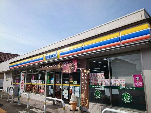 近くのコンビニまで450m（徒歩6分）