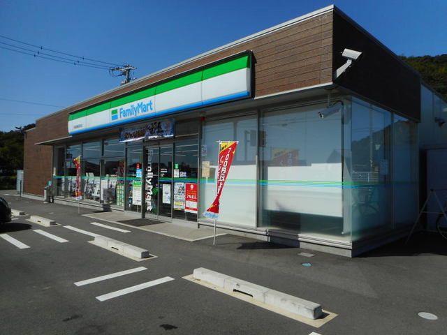近くのファミリーマート西幡豆店まで500m（徒歩7分）