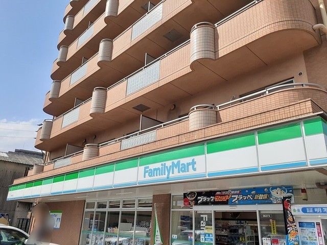 近くのファミリーマートまで430m（徒歩6分）
