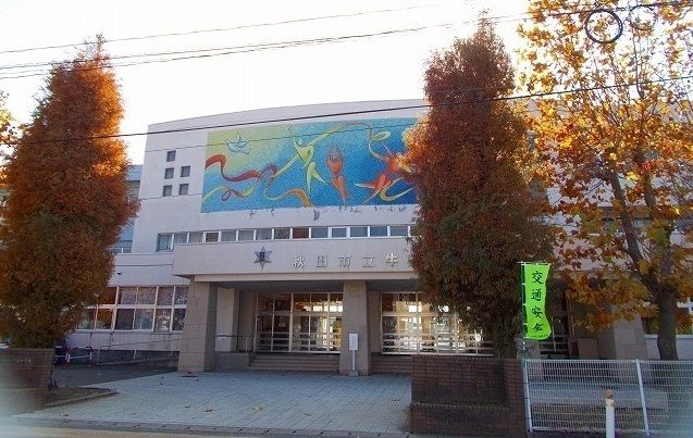 近くの秋田市立牛島小学校まで450m（徒歩6分）