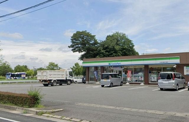 近くのファミリーマート総合運動公園前まで85m（徒歩2分）