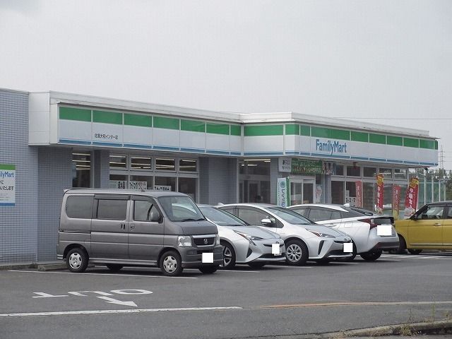 近くのファミリーマート大和インター店まで500m（徒歩7分）