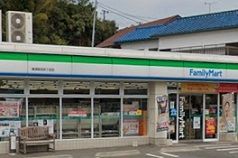 近くのファミリーマートまで660m（徒歩9分）