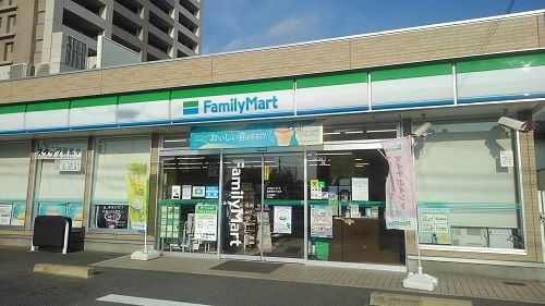 近くのファミリーマートまで550m（徒歩7分）