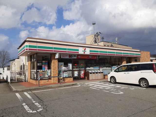 近くのセブンイレブン　新庄東山店まで700m（徒歩9分）