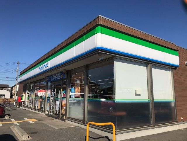 近くのファミリーマートまで50m（徒歩1分）