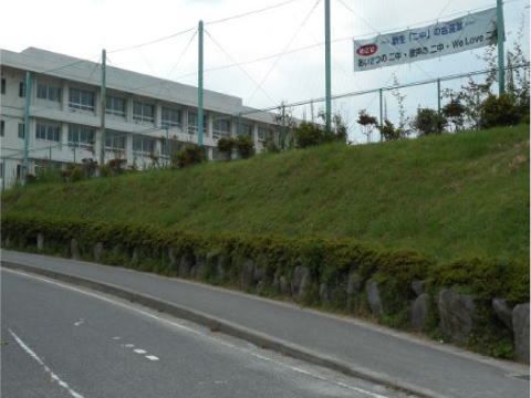 近くの須賀川市立第二中学校まで1,200m（徒歩15分）