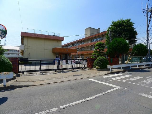 近くの小学校まで400m（徒歩5分）
