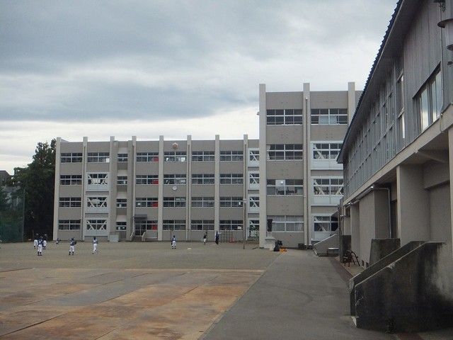 近くの東本町小学校まで550m（徒歩7分）