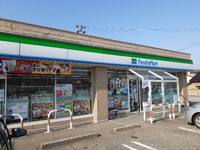 近くのファミリーマート富山向新庄店まで1,000m（徒歩13分）