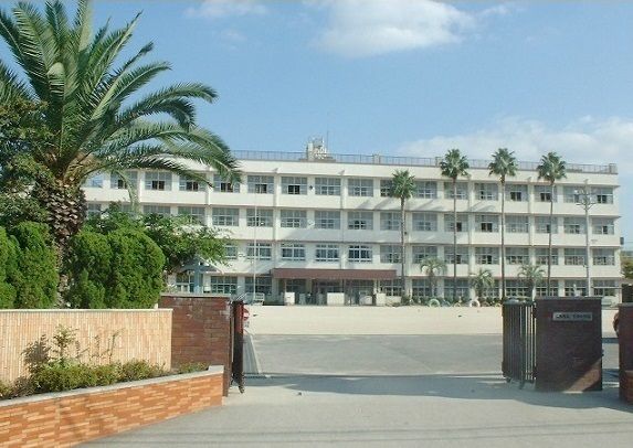 近くの南観音小学校まで650m(徒歩9分)