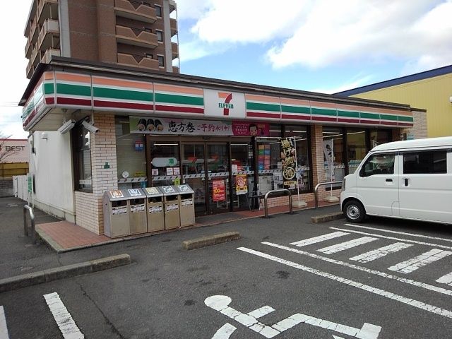 近くのセブンイレブン東合川５丁目店まで450m（徒歩6分）