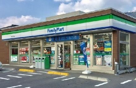 近くのファミリーマートまで190m（徒歩3分）
