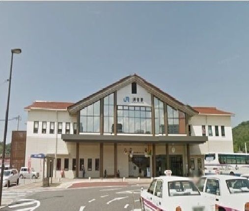 近くの浜田駅まで1,900m（徒歩24分）