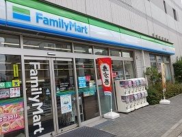 近くのファミリーマートまで33m（徒歩1分）