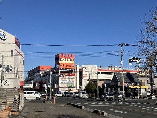 近くのPAPAショッピングセンターまで1,100m(徒歩14分)