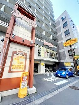 近くのデニーズ新宿山吹町店まで101m（徒歩2分）
