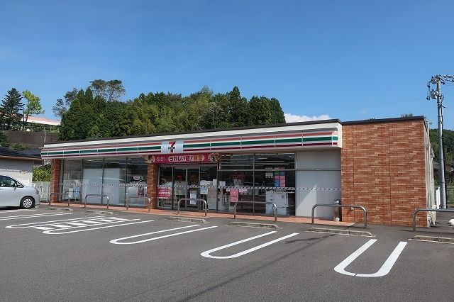 近くのコンビニまで550m（徒歩7分）