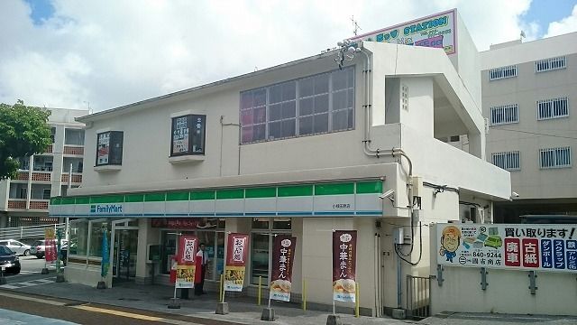 近くのファミリーマート小禄田原店まで280m（徒歩4分）