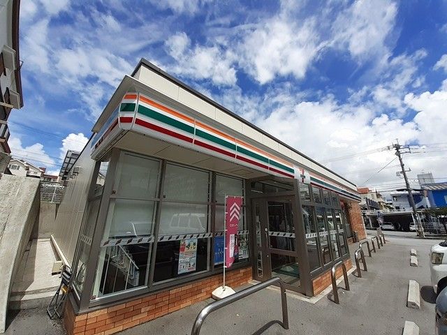 近くのセブンイレブン那覇金城２丁目店まで291m（徒歩4分）