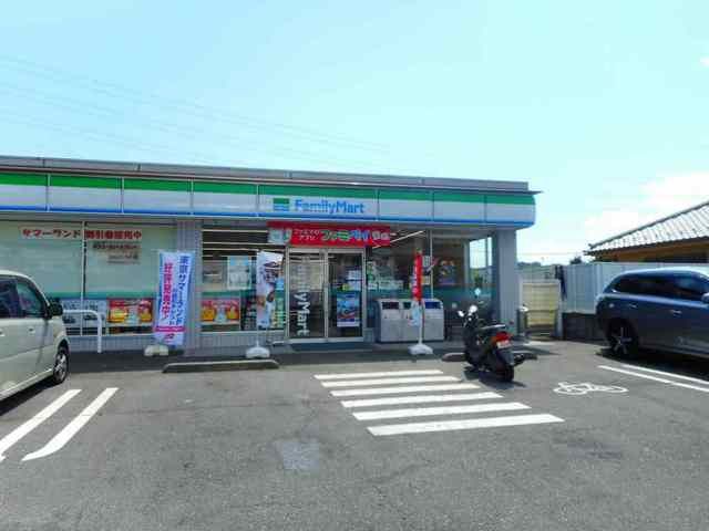 近くのファミリーマートまで850m（徒歩11分）