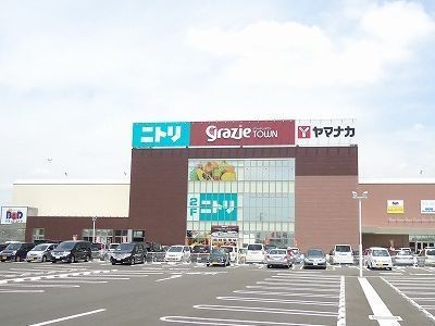 近くのスーパーまで700m（徒歩9分）