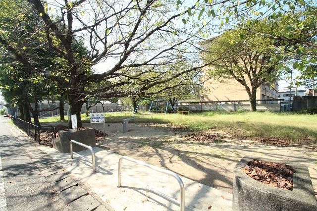 近くの三町分公園まで30m（徒歩1分）