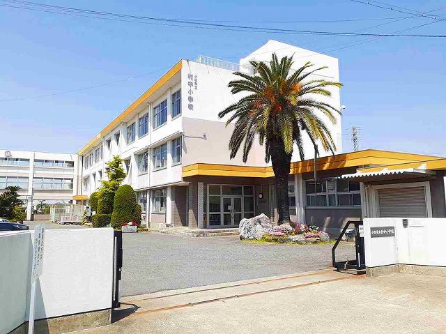 近くの小牧市立　村中小学校まで600m（徒歩8分）