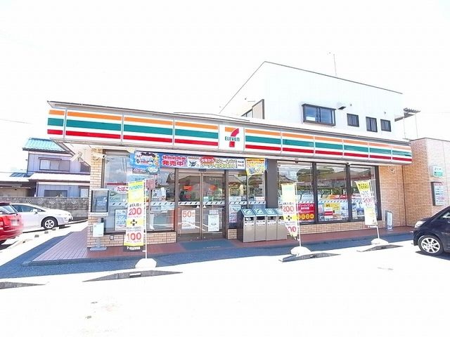 近くのセブンイレブン大泉吉田店まで700m（徒歩9分）