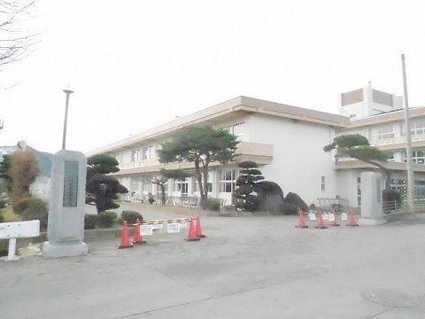 近くの大玉村立大玉中学校まで1,100m（徒歩14分）