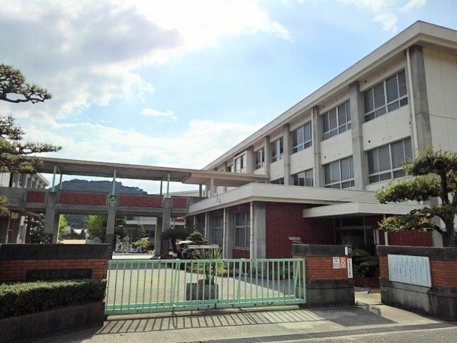 近くの小学校まで1,700m（徒歩22分）