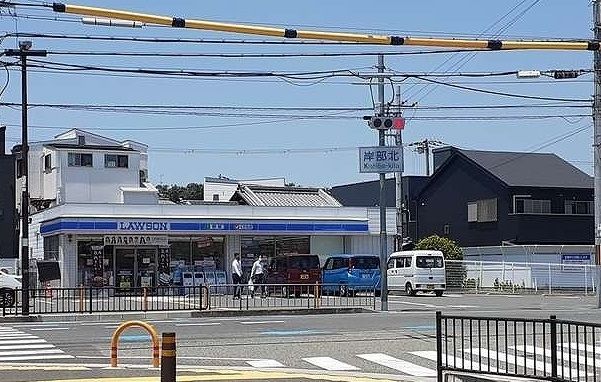 近くのローソン様まで300m（徒歩4分）