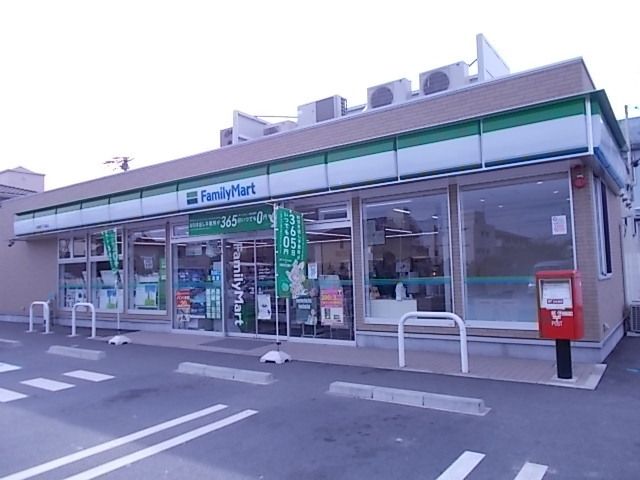 近くのファミリーマート岐南町下印食店まで400m（徒歩5分）